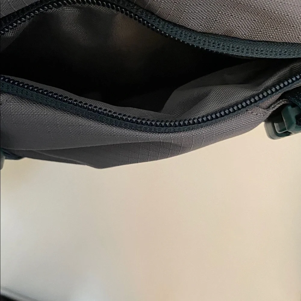 New Patagonia Atom sling backpack 🎒 size 8L - authentic - Picture 7 of 7